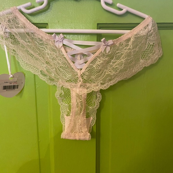 BNWT lace designer panties - Picture 3 of 4